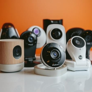 家庭安全摄像头：应选择本地还是云端存储？