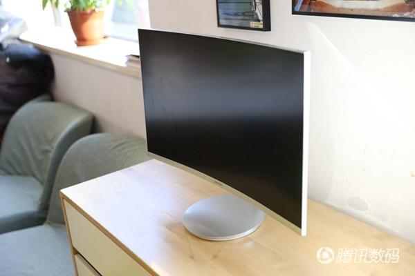 三星27英寸曲面显示器评测 体验佳内置扬声器